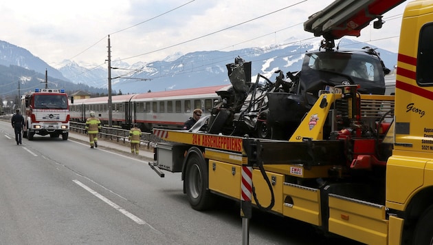 Das Auto des Einheimischen wurde bei der Kollision mit dem Zug völlig zerstört, der Lenker starb. (Bild: APA/M.FANKHAUSER/FMT PICTURES)