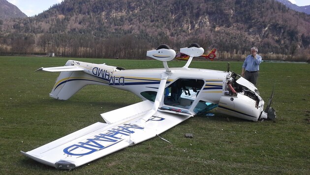 Die Maschine überschlug sich bei der Landung auf der Graspiste und kam auf dem Dach zu liegen. (Bild: APA/ZEITUNGSFOTO.AT/LIEBL DANIEL)