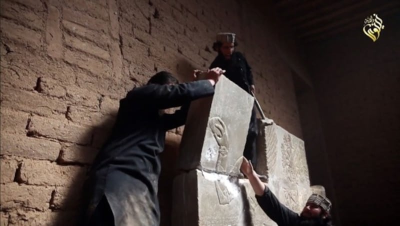 IS-Anhänger zerstörten antike Kunstwerke in Nimrud. (Bild: AFP)