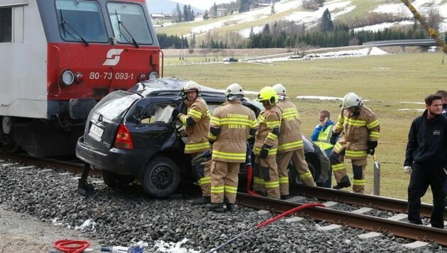 Das Fahrzeug wurde beim Unfall mit dem Zug vollkommen zerstört. (Bild: Gerhard Schiel)