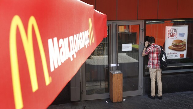 McDonald's in Russland wird wohl bald ernstzunehmende Konkurrenz haben. (Bild: APA/EPA/MAXIM SHIPENKOV)