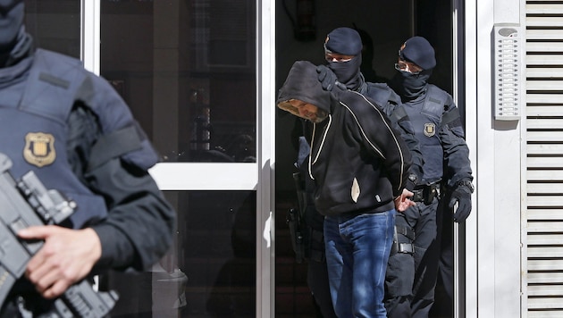 Elf mutmaßliche Dschihadisten - zehn Männer und eine Frau - wurden in Katalonien festgenommen. (Bild: APA/EPA/Susanna Saez)