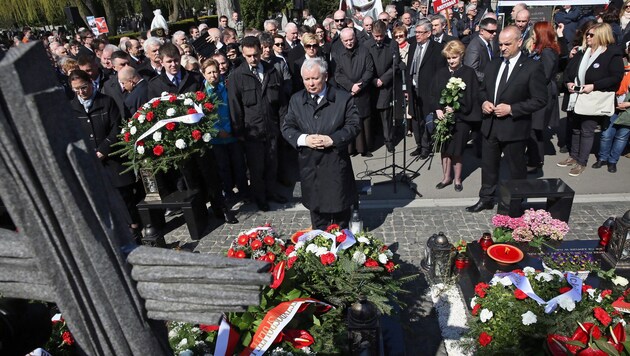 PiS-Parteichef Jaroslaw Kaczynski glaubt weiterhin nicht an die offizielle Version des Unglücks. (Bild: APA/EPA/TOMASZ GZELL)