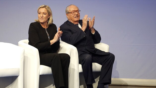Ein Foto aus besseren Zeiten: Das Lachen ist Marine und Jean-Marie Le Pen inzwischen vergangen. (Bild: AP)