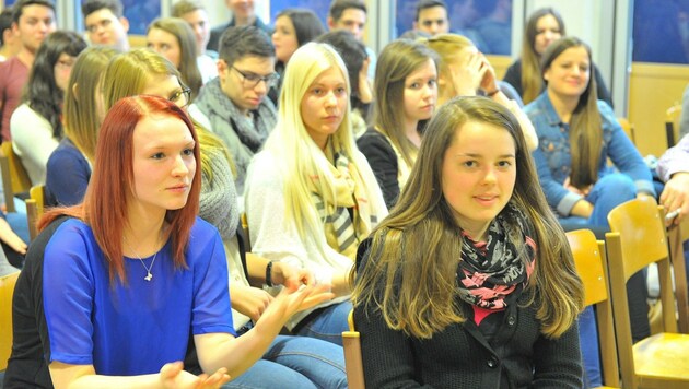 Schüler konfrontieren Politiker mit Fragen zur Zentralmatura (Bild: Patrick Huber)