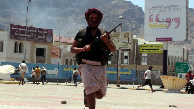 Die Hafenstadt Aden ist weiterhin heftig umkämpft. (Bild: APA/EPA/STRINGER)