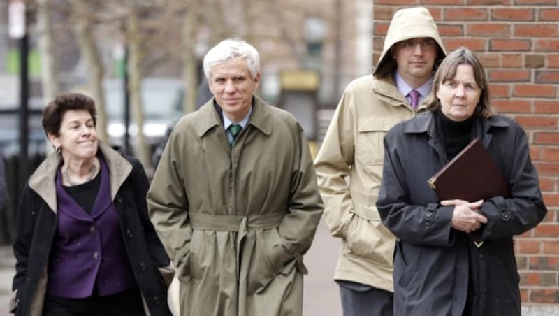 Die Verteidiger von Dzhokhar Tsarnaev auf dem Weg zum Gericht (Bild: AP)