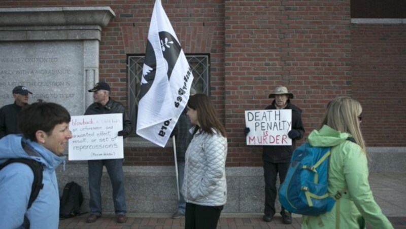 Gegner der Todesstrafe vor dem Gerichtsgebäude (Bild: APA/EPA/KATHERINE TAYLOR)