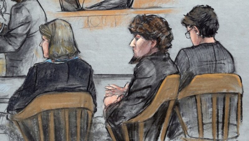 Dzhokhar Tsarnaev (Mitte) vor Gericht (Bild: AP)