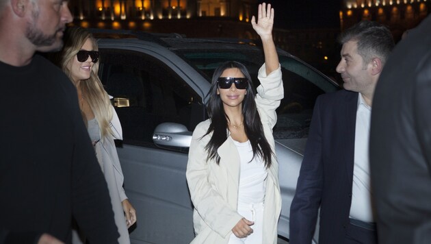 Kim Kardashian bei ihrer Ankunft in Armenien (Bild: AP)