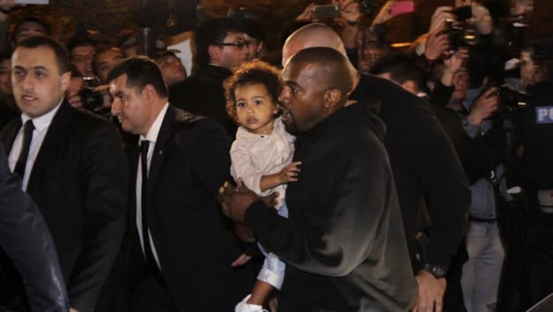 Kim Kardashian brachte auch Kanye West und Töchterl North mit nach Armenien. (Bild: AP)