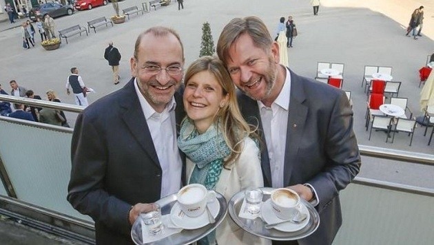 Kaffeesaison eingeläutet: Patrick und Dagmar Knittelfelder mit Andreas Felleis (Bild: Markus Tschepp)