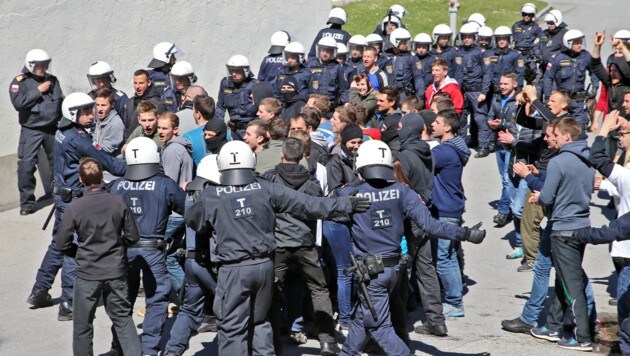 150 Polizeischüler schlüpften in die Rolle von Demonstranten. (Bild: Christof Birbaumer/Kronenzeitung)