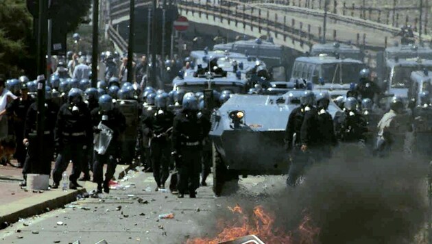 Genua glich während des G8-Gipfels 2001 einem Schlachtfeld. (Bild: Luciano Del Castillo/EPA/picturedesk.com)