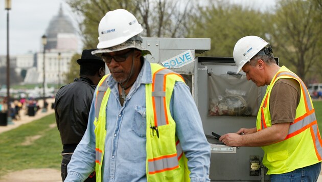 Techniker überprüfen die Ampelanlagen während des Stromausfalls in Washington. (Bild: AP)