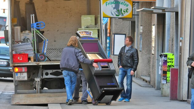 Die Finanzpolizei beschlagnahmt immer wieder illegale Spielautomaten, doch die sind günstig und rasch ersetzt. (Bild: Christof Birbaumer)