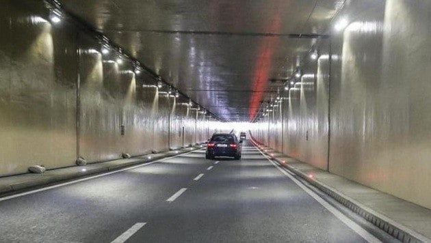 Der Verkehr führt von Mitte April bis Ende Oktober durch die im Vorjahr sanierte Tunnelröhre. (Bild: Markus Tschepp)