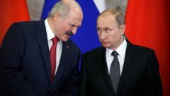 Weißrusslands Präsident (links) hat Kreml-Chef Wladimir Putin (rechts) geraten, über den Tellerrand hinauszuschauen. (Bild: APA/EPA/SERGEI KARPUKHIN/POOL)