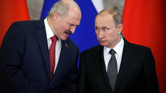 Weißrusslands Präsident (links) hat Kreml-Chef Wladimir Putin (rechts) geraten, über den Tellerrand hinauszuschauen. (Bild: APA/EPA/SERGEI KARPUKHIN/POOL)