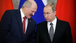 Weißrusslands Präsident (links) hat Kreml-Chef Wladimir Putin (rechts) geraten, über den Tellerrand hinauszuschauen. (Bild: APA/EPA/SERGEI KARPUKHIN/POOL)