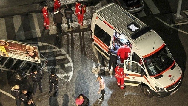 Sanitäter versorgten beim Atrium West in Salzburg den Verletzten. (Bild: Markus Tschepp)