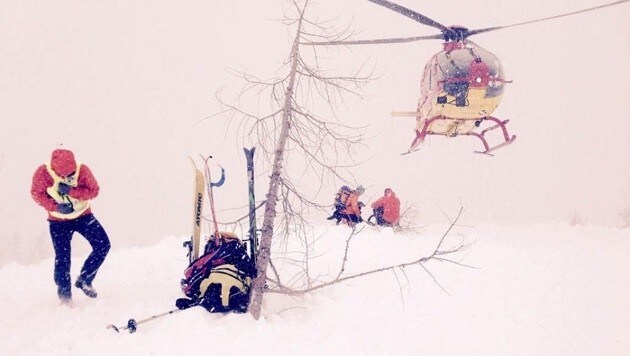 Der Hubschrauber setzte bei Schneefall 20 Bergretter und vier Suchhunde an der Unglücksstelle ab. (Bild: Bergrettung Salzburg/Hannes Hirs)