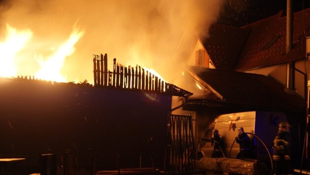 In Kainbach bemerkte der Besitzerssohn das Feuer - die Tischlerei wurde zerstört. (Bild: BFV Graz-Umgebung)