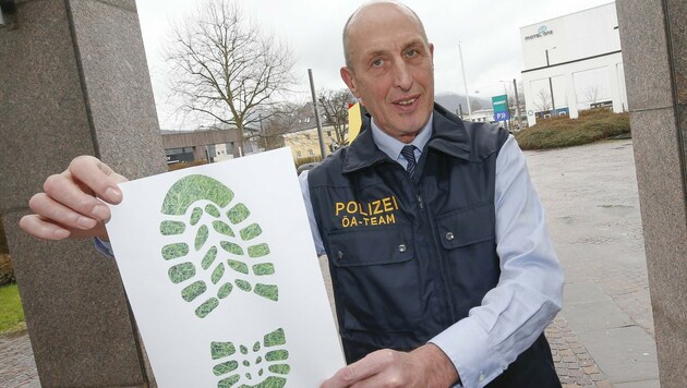 Polizeisprecher Anton Schentz zeigt einen symbolischen Schuhabdruck. (Bild: MARKUS TSCHEPP)