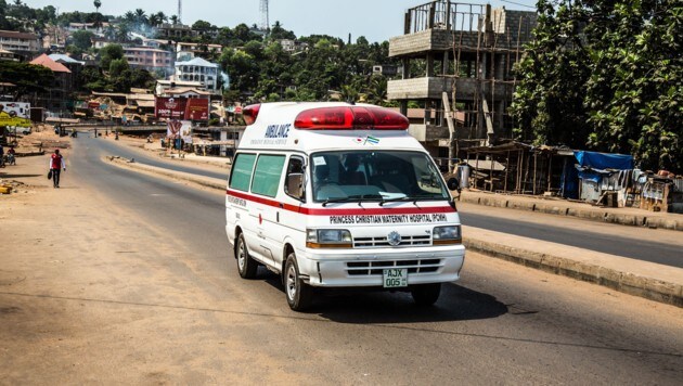 Ein Krankenwagen in Sierra Leone (Bild: AP)