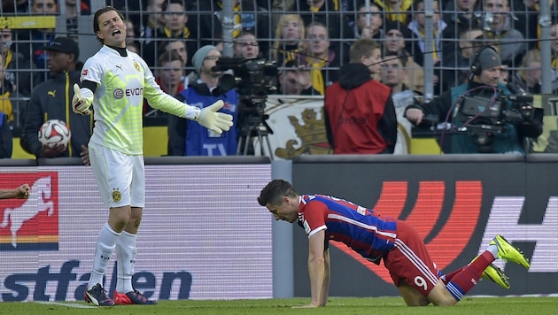 Bayern-Stürmer Lewandowski "bekniet" seinen Gold-Treffer. (Bild: AP)