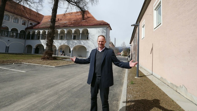 Riesers Dilemma: links das renovierte Bezirksgericht, rechts die Fassade, die er sanieren will (Bild: Jürgen Radspieler)