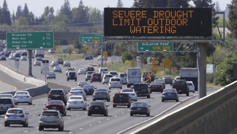 Aufrufe zum Wassersparen sind in Kalifornien mittlerweile allgegenwärtig. (Bild: AP)