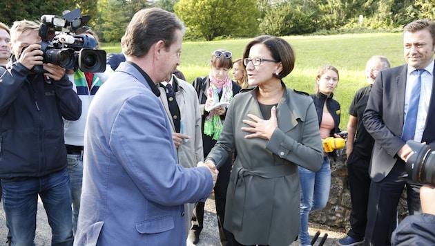 Handschlag zwischen Bürgermeister Reinhard Reisinger (SPÖ) und der damaligen Innenministerin Johanna Mikl-Leitner kurz nach der Eröffnung im Herbst 2014 (Bild: Martin Jöchl)