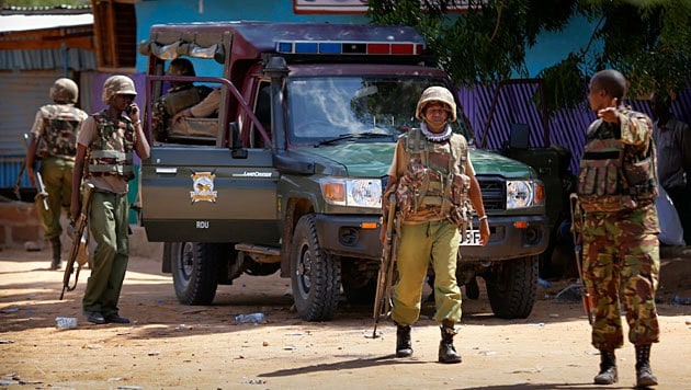 Kenianische Soldaten vor dem Uni-Gelände in Garissa (Bild: APA/EPA/Dai Kurokawa)