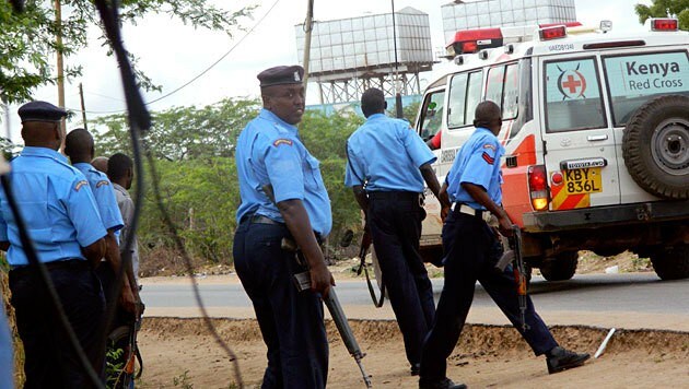 Kenianische Polizisten umstellen den Uni-Campus in Garissa. (Bild: AP)