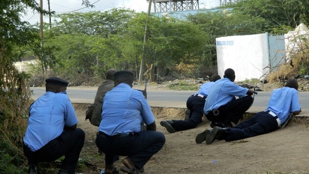 Kenianische Polizisten vor der Universität (Bild: AP)