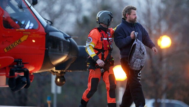 Louis Jordan wurde mit einem Hubschrauber der US-Küstenwache ins Krankenhaus gebracht. (Bild: AP)