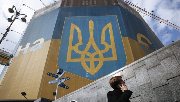 Ein Gebäude in Kiew ist in die Nationalfarben des Landes gehüllt. (Bild: APA/EPA/ROMAN PILIPEY)