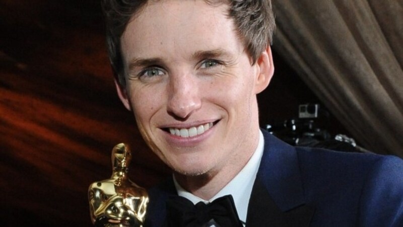 Oscarpreisträger Eddie Redmayne lächelt sein Bubenlächeln. (Bild: AFP)