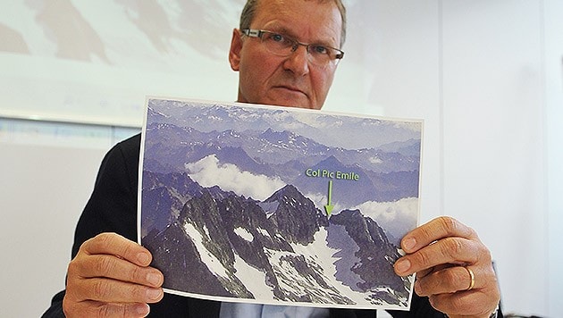 Andreas Ermacora, der Präsident des Alpenvereins, zeigt ein Foto der Stelle des Lawinenunglücks. (Bild: APA/ANGELIKA WARMUTH)
