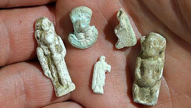 ...und kleine Figuren gefunden. (Bild: Israel Antiquities Authority/Clara Amit)