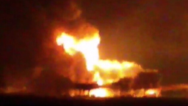 Ein mexikanischer TV-Sender zeigte Bilder der brennenden Bohrinsel. (Bild: AP)