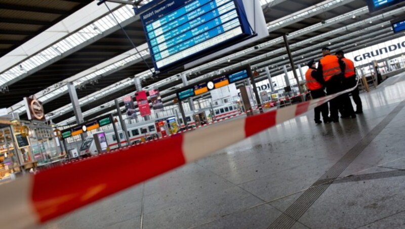 Wegen herabfallender Glaspanele wurde die Bahnhofshalle München evakuiert. (Bild: EPA)