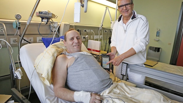 Schluckauf-Patient Frank Hinrichs mit Chefchirurg Wolfgang Happak (Bild: Martin A. Jöchl)