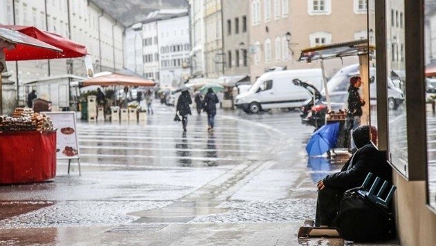 Bettler findet man in der Salzburger Innenstadt beinahe an jeder Ecke. (Bild: Markus Tschepp)