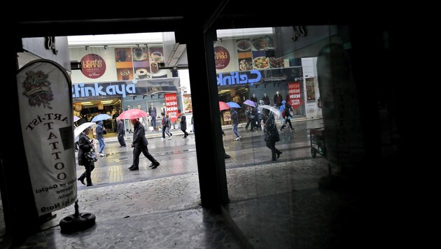 In der Millionenmetropole Istanbul gingen vielerorts die Lichter aus. (Bild: EPA)
