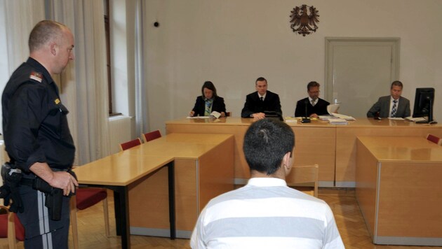 Der 14-jährige Täter vor dem Richter am Straflandesgericht in Graz (Bild: APA/ELMAR GUBISCH)