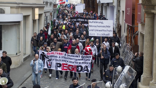 Die Pegida-Anhänger zogen durch die Grazer Innenstadt. (Bild: APA/ERWIN SCHERIAU)