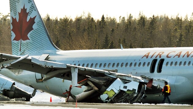 Das Flugzeug wurde erheblich beschädigt, 23 Passagiere wurden verletzt. (Bild: AP)