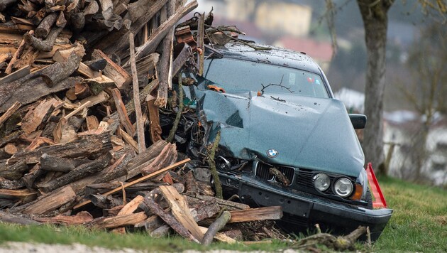 An einem Holzstoß endete die Fluchtmit dem BMW. Der Lenker versteckte sich in diesem Wrack. (Bild: Werner Kerschbaummayr)